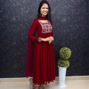 Fulpari เดรสสีดำแบบพิเศษสำหรับผู้หญิงเดรส Anarkali ลายดอกไม้ชุดเดรส Anarkali สำหรับปาร์ตี้เย็บเต็มชุดเดรส Anarkali Kurti - Product Image 5