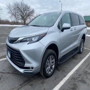 Toyota Sienna XLE 2024 de 7 Pasajeros en Perfectas Condiciones - Product Image 1