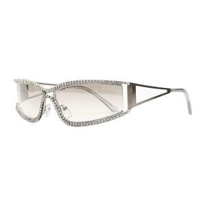 Gafas de sol metálicas para fiestas que combinan la moda de lujo con la practicidad diaria, tonos metálicos que realzan las líneas de la mandíbula y la simetría facial - Product Image 4