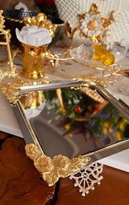 Elegante Bandeja de Servicio de Metal con Esquinas Florales en Acabado Plateado y Detalles de Rosas Doradas para Eventos en el Hogar y Servicios Festivos - Product Image 2