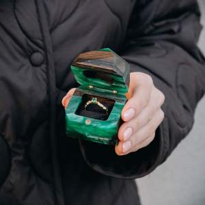 Boîte à bagues faite à la main en gros proposition de fiançailles mariage Unique Double fente en bois et résine boîte à bagues à bijoux - Product Image 2