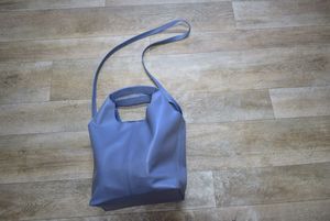 กระเป๋าโท้ทหนังแท้สำหรับผู้หญิง พร้อมฝาปิดแม่เหล็ก ผลิตจากพลาสติก - Product Image 4