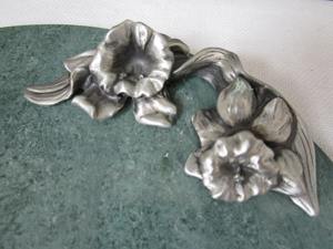 Tabla de Cortar Redonda de Mármol Verde con Diseño Floral, Mango Plateado, Tabla de Cocina Premium para Servir y Regalar, de la India - Product Image 4