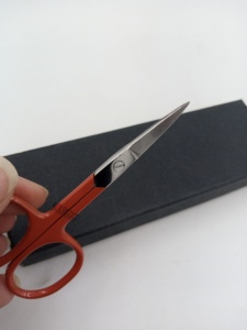 Tijeras Profesionales para Cejas con Recubrimiento en Polvo Color Naranja Oscuro, Hoja Recta de Acero Inoxidable con Punta Afilada y Logotipo Personalizado - Product Image 3