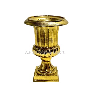 Florero de acabado dorado brillante más atractivo Florero de aluminio de diseño hecho a mano con base cuadrada para la venta - Product Image 1