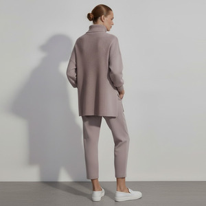 Ensemble jogger et sweat-shirt à col roulé surdimensionnés personnalisés pour femmes - Product Image 3