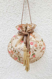 Sacs Potli De Mariage Coloré Indien Ethnique À La Main Potli Pochette Velours Tissu avec Perles Travail pour Demoiselles D'honneur Retour Cadeaux - Product Image 2