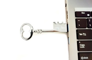 Quality <strong>Vintage</strong> Key-Shaped USB <strong>Flash</strong> Drive | Retro Metal Design | Durable Custom Logo Memory Stick - Product Image 2