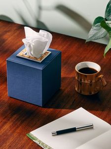 Cubierta de caja de pañuelos de cuero con acabado verde antiguo perfecta para interiores elegantes como hoteles de lujo y casas contemporáneas - Product Image 5