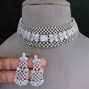 Superbe tour de cou en zircon scintillant de luxe de qualité supérieure avec boucles d'oreilles pour les femmes et les filles. - Product Image 1