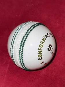 Balles de cricket en cuir tanné à l'alun de haute qualité 156g pour l'entraînement sportif et la couleur blanche assortie - Product Image 3