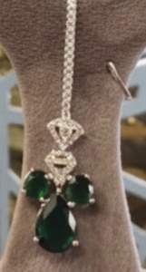 สร้อยคอยาวแบบคุนดันประดับตกแต่งอย่างงดงาม พร้อมลูกปัดออนิกซ์สีเขียวมิ้นท์ และลวดลายวงกลมสีทองที่ประณีต - Product Image 4