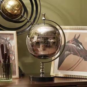 Globe terrestre rotatif décoratif en métal Art déco avec continents gravés pour l'obtention du diplôme Décoration de bureau Affichage éducatif - Product Image 2