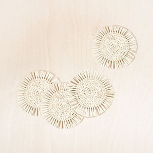 Sous-verres en raphia naturel tissé bohème chic, napperons faits à la main pour la décoration de la salle à manger et du salon - Product Image 2