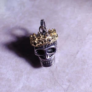 Pendentif Crâne Couronné avec Incrustation de Diamants et Perles, Personnalisable, 25mm, Bijou Religieux Plaqué, Sertissage Clos, Charmes Élégants pour Cadeau - Product Image 6