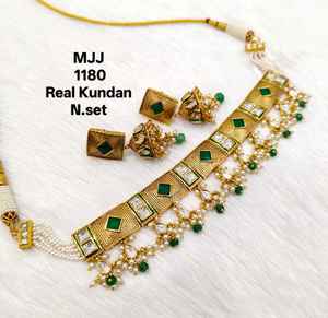 ชุดสร้อยคอ Kundan ที่สง่างามสำหรับงานแต่งงานงานหัตถกรรมระดับพรีเมี่ยมดีไซน์พื้นเมืองล่าสุดสำหรับเสื้อครบรอบการหมั้น - Product Image 6