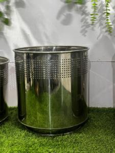 Macetero de acero plateado elegante duradero de diseño elegante para flores artificiales para uso en el jardín - Product Image 2