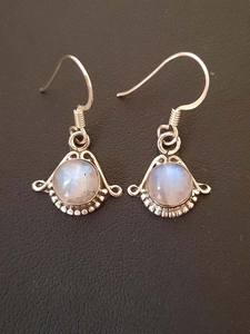 Boucles d'oreilles pendantes en pierre de lune ronde de forme élégante, serties de laiton, cadeau de mariage ou d'anniversaire, bijoux - Product Image 3