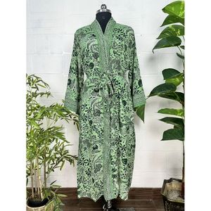 Kimono de plage pour femme en soie de luxe style bohème, avec motifs cachemire bleu et floraux, idéal comme cadeau de luxe pour un anniversaire. - Product Image 1