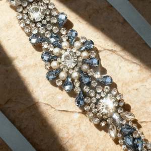 Cinturón de Novia Azul Claro Bridella BS351QL con Incrustaciones de Diamantes de Imitación y Perlas, Ajustable para Bodas, Bailes de Graduación y Eventos Formales - Product Image 1