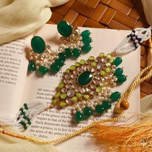 Collar choker estilo vintage color granate con pedrería Kundan y pendientes colgantes florales a juego con piedras ovaladas rojo intenso y blancas - Product Image 2