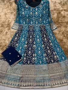 Robe Anarkali de créateur Sayuri très demandée pour les festivals, les événements familiaux et les mariages, disponible au prix d'usine - Product Image 2