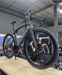 Vélo de route TREK MADONE SLR 9 2023 d'origine, 21 vitesses, fourche en acier, pédale ordinaire, frein à disque pour la course - Product Image 1