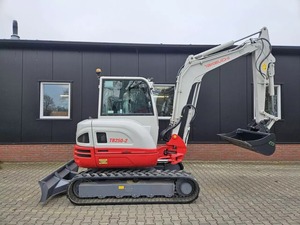 Miniexcavadora Takeuchi TB250-2 de 5 toneladas, usada y nueva, de alto rendimiento, a precio económico. - Product Image 2