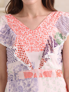 เดรสมีระบายแขนกุดเหนือเข่าพิมพ์ลายสำหรับผู้หญิงชุดเดรสคอวีแขนกุด - Product Image 4