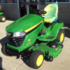 Tractor de Jardín John Deere X380 de 24 HP con Tracción en las 4 Ruedas, Transmisión de Engranajes y Componentes Centrales de Rodamientos, Máquina Cortadora de Césped - Product Image 1