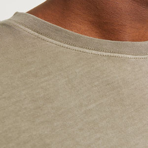 เสื้อยืดโอเวอร์ไซส์คุณภาพสูง 100% ผ้าฝ้าย เสื้อยืดเนื้อหนาแบบเรียบ ไม่มีลาย สำหรับผู้ชายและผู้หญิง ขายส่ง เสื้อยืดเรียบสไตล์สตรีท รับผลิตแบบ OEM - Product Image 3