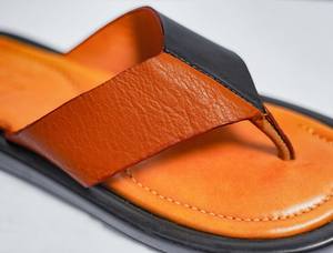 Tongs noires et brunes faites à la main en cuir véritable pour femmes Pantoufles Design plat moderne par MS Handicraft - Product Image 4