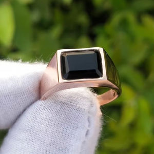 Bague fine en argent sterling 925 pour homme Pierre précieuse d'onyx noir faite à la main avec placage à l'or Lot de bagues en onyx noir par des artistes indiens - Product Image 1