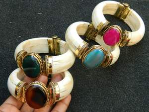 Bracelet jonc en os naturel fait main, bijoux tribaux écologiques, ethnique vintage pour femmes, vente en gros - Product Image 4