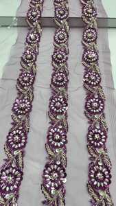 Lacets floraux brodés faits à la main sur mesure avec différents types de matériel de broderie attachés pour améliorer l'apparence. - Product Image 2