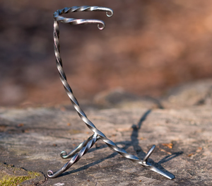 Cuerno vikingo para beber con soporte de metal pintado Producto de artesanía natural - Product Image 1