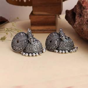 Boucles d'oreilles oxydées tribales Boucles d'oreilles Jhumka antiques en argent pour femmes avec détails gravés - Product Image 6