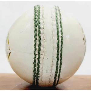 Pelota de críquet cosida a mano de alta calidad, logotipo personalizado, pelota de cuero de alumbre de la mejor calidad, precio bajo, exportación desde India, Color blanco - Product Image 2
