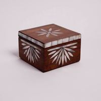 Boîte de rangement traditionnelle en bois et en nacre (incrustation), forme carrée avec finition en noyer