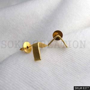 Boucles d'oreilles tendance en laiton plaqué or pour femme, forme d'angle reflexif, serties de pierres incrustées, idéales pour les occasions chrétiennes - Product Image 1