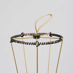 Élégant porte-parapluie au design antique Support de rangement en fil métallique doré et noir Parfait pour la décoration intérieure de la maison Élégant et durable - Product Image 4