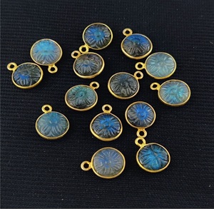 Pendentif en labradorite sculpté en forme de fleur, 10 mm rond, pierre précieuse gravée, plaqué or, charme pour la fabrication de bijoux, vente en gros - Product Image 2