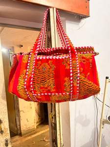 Sacs de sport matelassés Kantha faits à la main, sacs de voyage en coton vintage, patchwork indien, coton recyclé, léger, grande capacité - Product Image 6