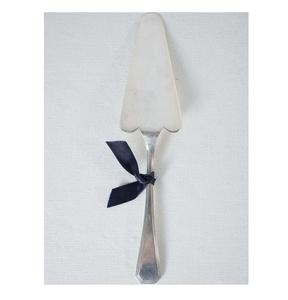 Serveur à gâteau en acier inoxydable au design exclusif fabriqué à la main avec des gravures sophistiquées pour un look intemporel et élégant - Product Image 2