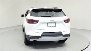 Chevrolet Blazer 2LT AWD 2025 certifiée, en excellent état, sièges en cuir foncé, moteur turbo, régulateur de vitesse adaptatif, jantes alliage R19, barres de toit - Product Image 3