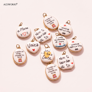 บันทึกความรักภาษาอิตาลี |   จี้ห้อยเคลือบทอง 18K PVD บนสแตนเลสสตีล พร้อมเคลือบอีนาเมลลายข้อความวาดด้วยมือ |   กันน้ำและไม่หมองคล้ำ - Product Image 5