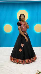 Lehenga Choli tradicional Navratri de algodón puro con trabajo Koti Gamthi y trabajo de espejo listo para bodas y fiestas - Product Image 3