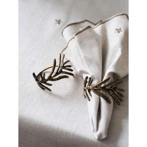 Ronds de serviette en laiton martelé rustiques qui ajoutent une touche artisanale aux tables à manger de style fermier et aux réunions décontractées - Product Image 6