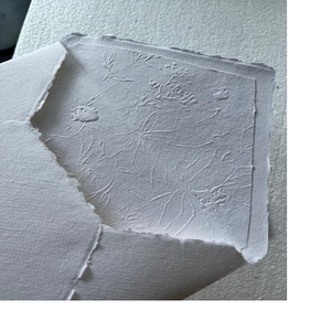 Sobres de papel hechos a mano con trapo de algodón con bordes hechos a medida con forro en relieve ideal para papelería de boda para reventa - Product Image 1