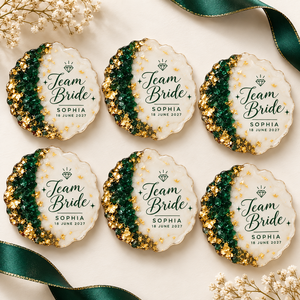 Aimants de réfrigérateur personnalisés en résine époxy, cadeaux de fête de bachelorette pour l'équipe de la mariée, noms et date personnalisés, vert-or, cadeaux de douche nuptiale - Product Image 5